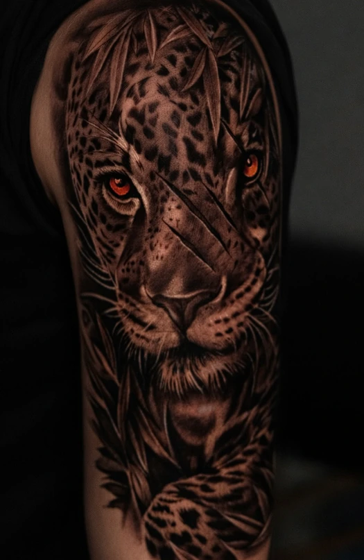 Leopar temalı gerçekçi dövme
